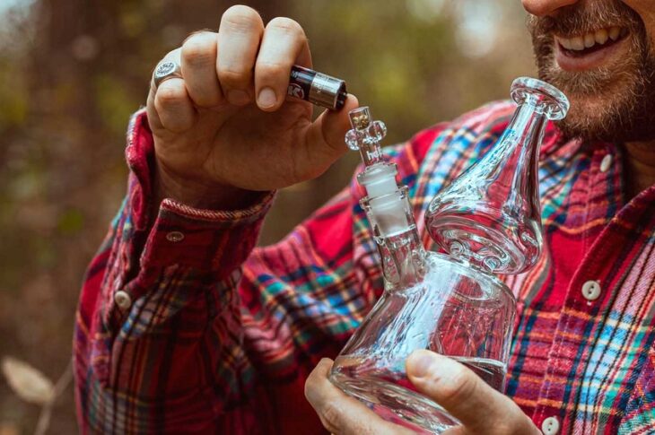 cleaning a silicone bong