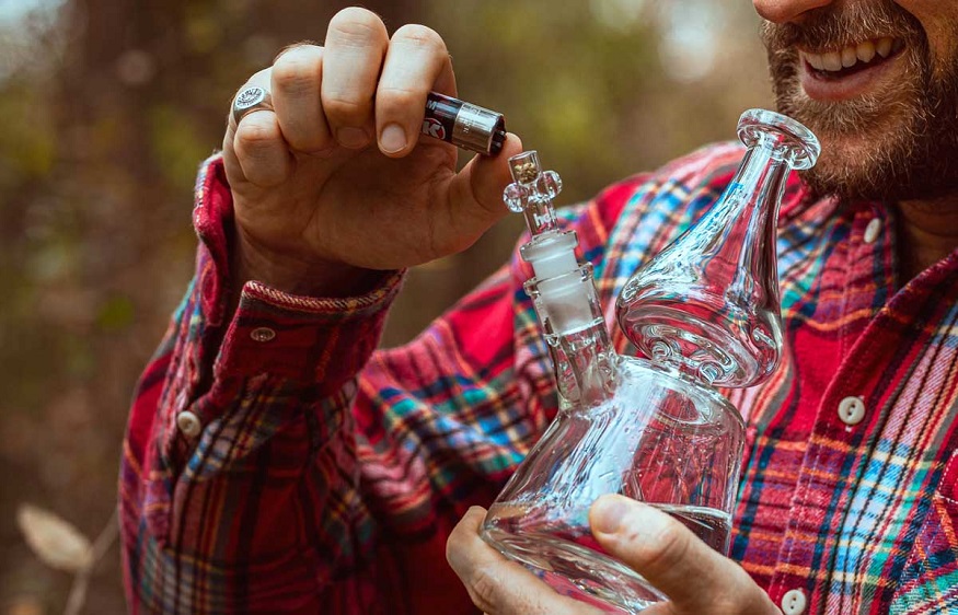 cleaning a silicone bong